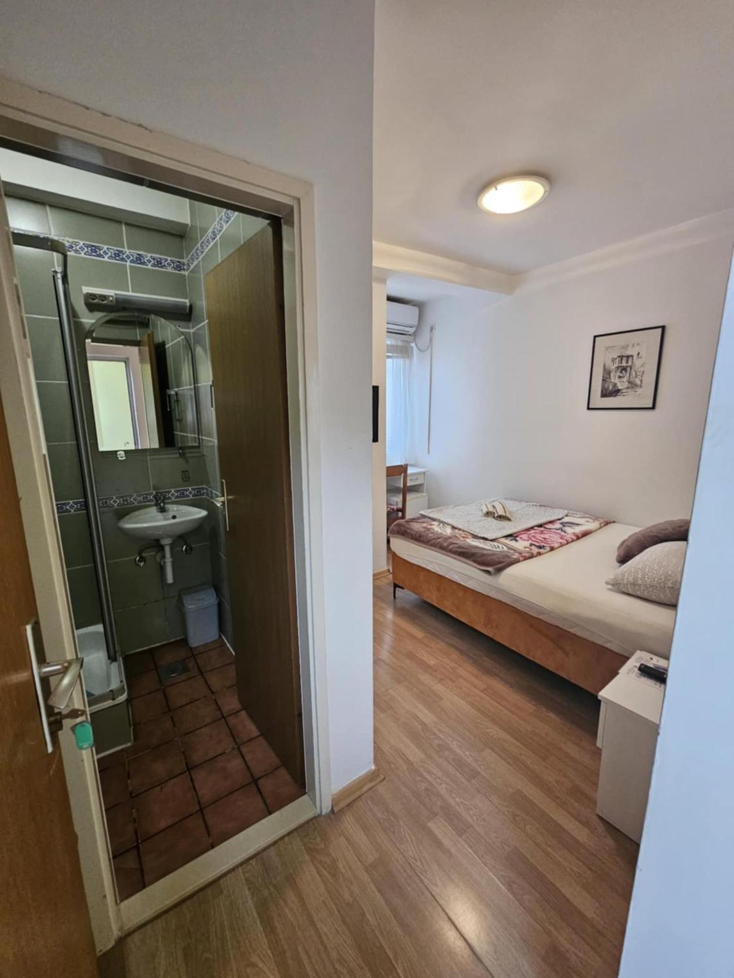 Apartment Pansion , *